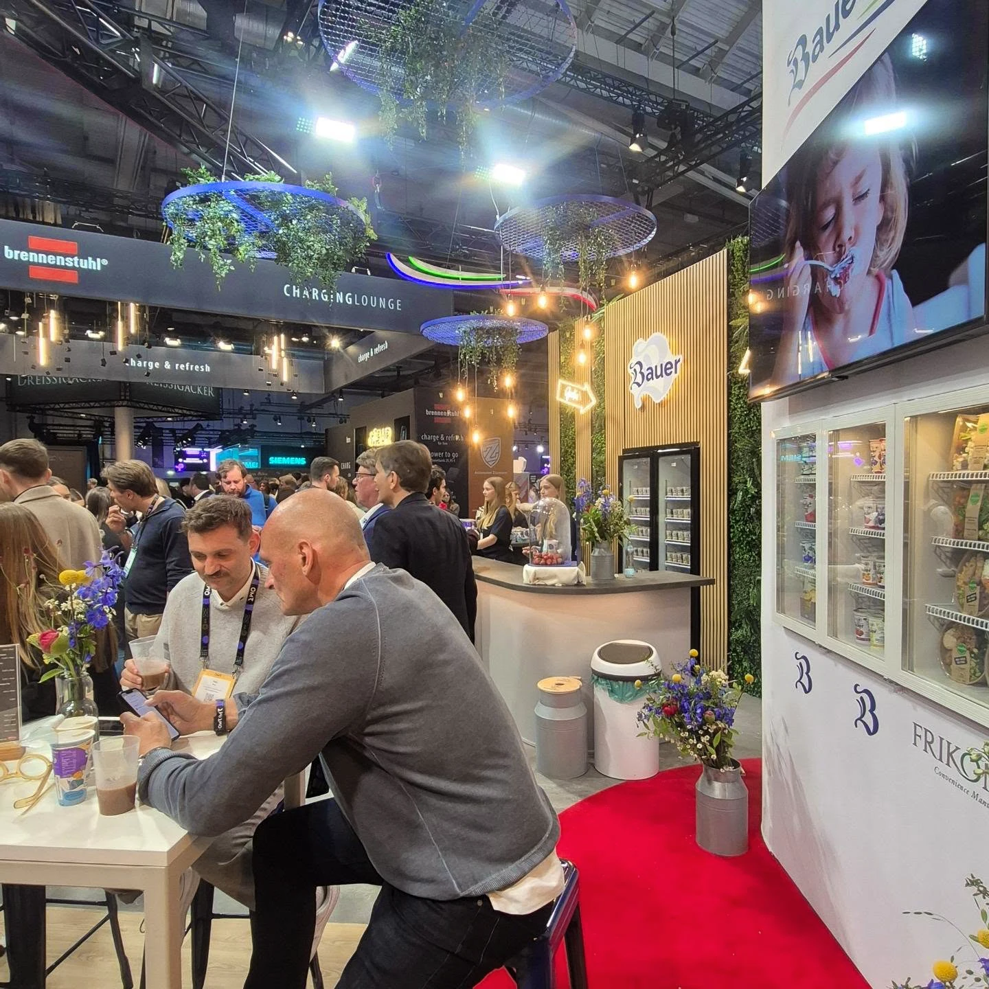 Besucher informieren sich im pers&ouml;nlichen Gespr&auml;ch am Messestand der Bauer Gruppe auf der OMR 2026.