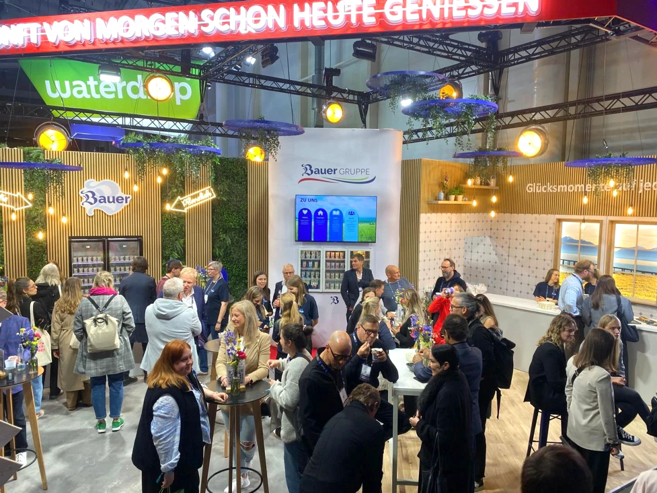 Der Bauer-Messestand auf der OMR 2026 w&auml;hrend des laufenden Messebetriebs mit zahlreichen Besucherinnen und Besuchern.