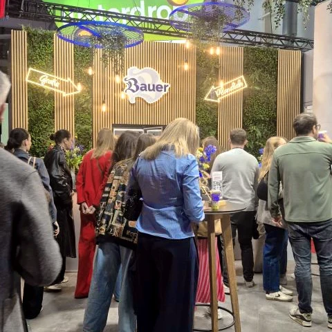 Besucher informieren sich am Bauer-Messestand auf der OMR 2026 &uuml;ber Produkte und Unternehmen.