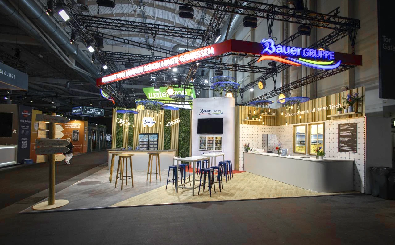 Schr&auml;gansicht des Bauer-Messestands auf der OMR 2026 mit Lounge- und Hospitality-Bereich.