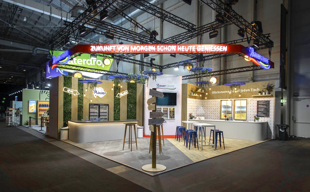 Frontalansicht des Bauer-Messestands auf der OMR 2026 mit offener Standgestaltung.