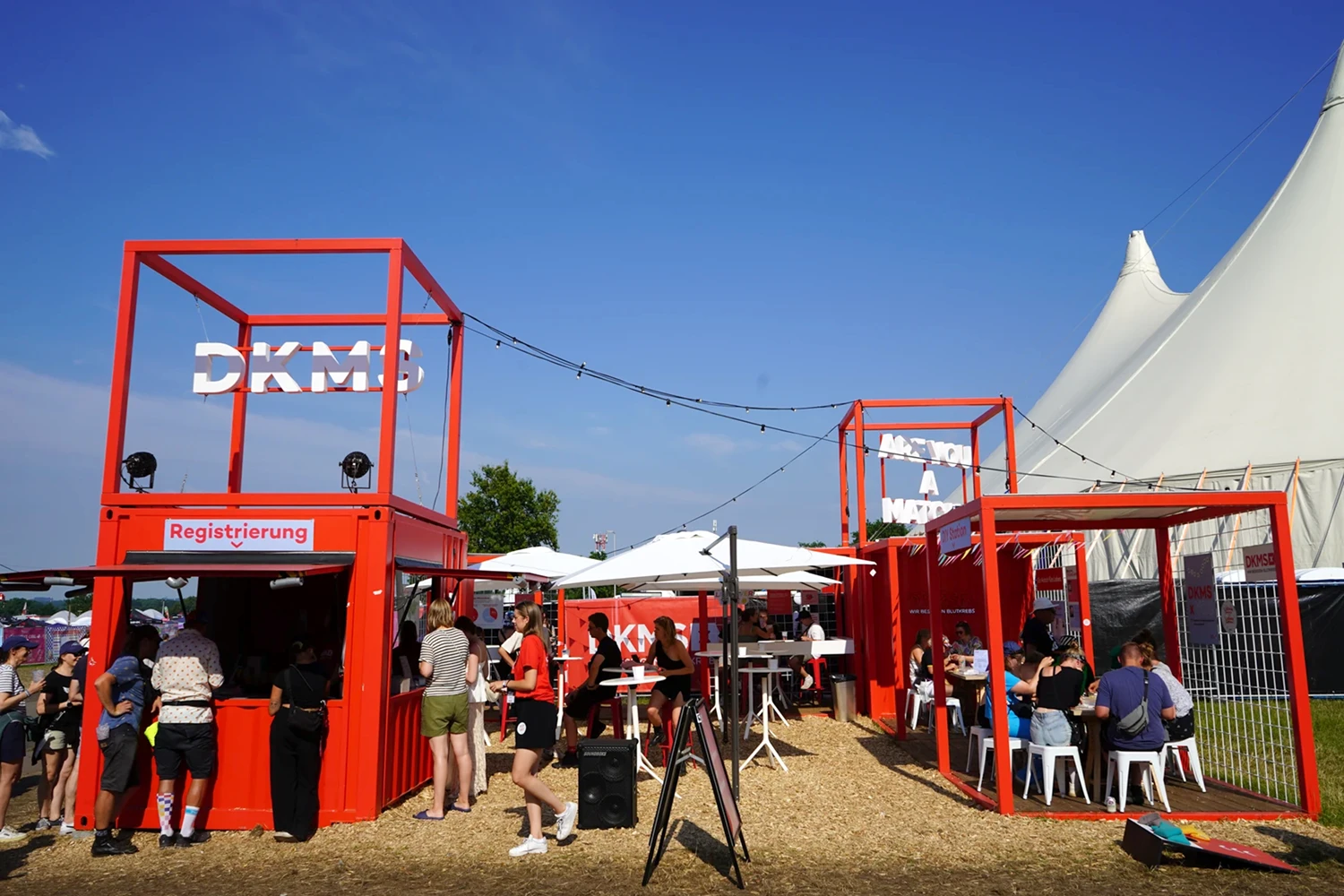 Der modulare DKMS-Festivalstand besteht aus individuell gefertigten Stahlbauw&uuml;rfeln und ist f&uuml;r den wiederholten Einsatz auf Festivals konzipiert.