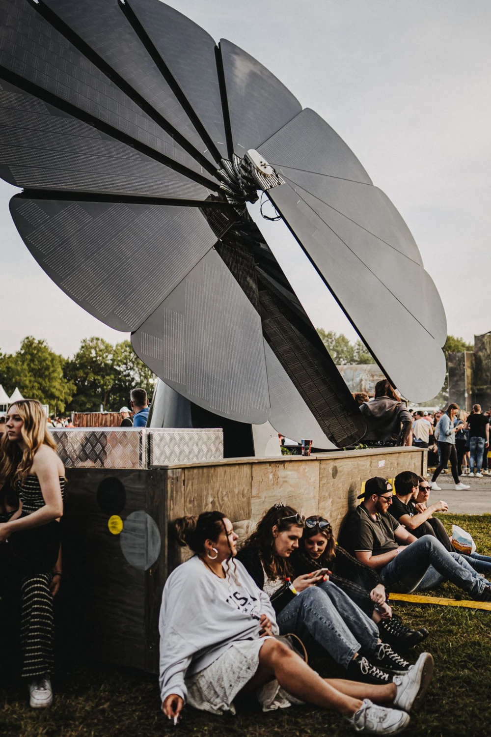 Die Solarblume des EWE Kraftwerks erzeugt nachhaltigen Strom und dient Festivalbesuchern zugleich als Treffpunkt und Aufenthaltsbereich.
