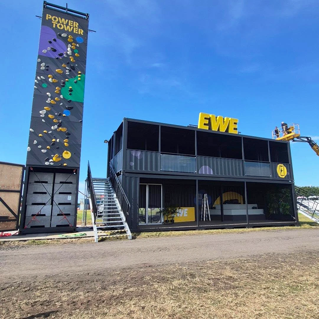 Gesamtansicht des EWE Power Towers w&auml;hrend der letzten Arbeiten am Aufbau auf dem Festivalgel&auml;nde.
