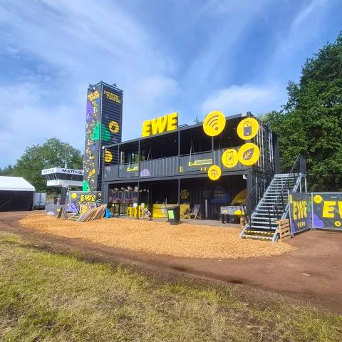 Gesamtansicht des EWE Power Towers nach Abschluss des Aufbaus.