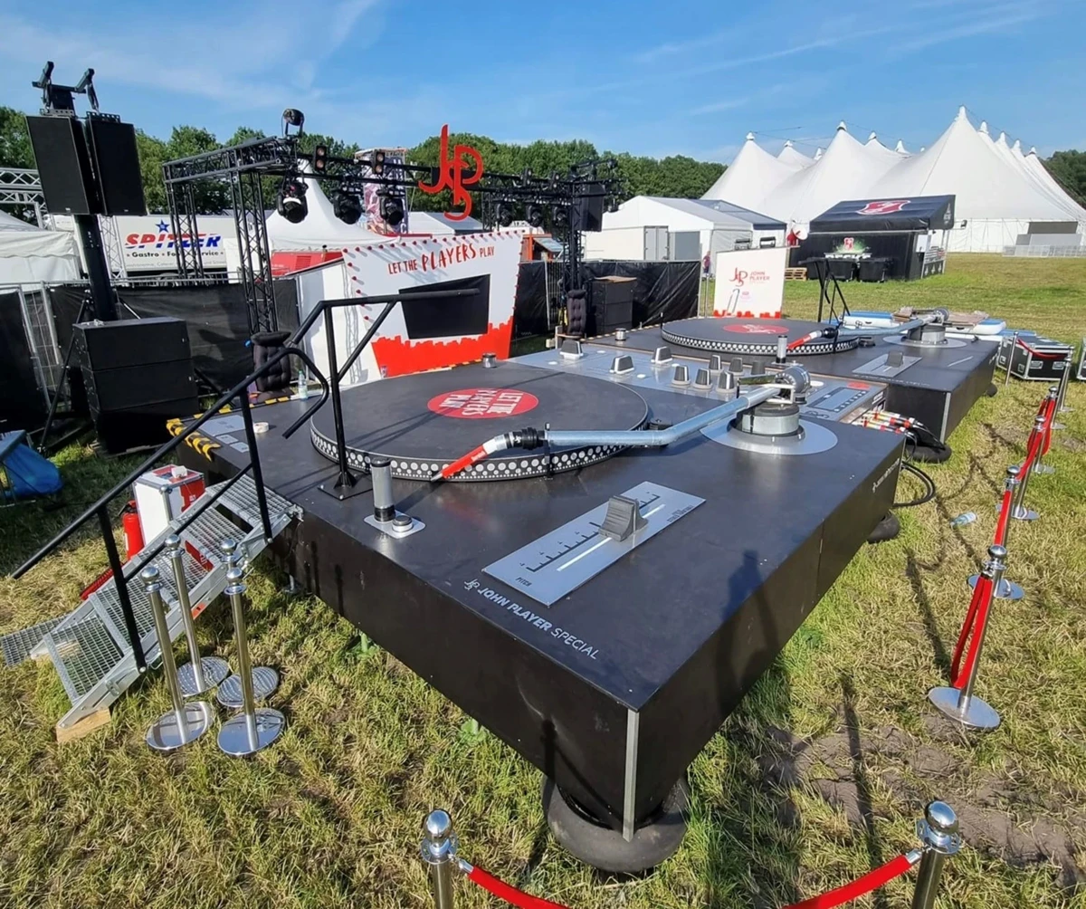 Zwei begehbare, transportable XXL-Festival-Plattenspieler mit einer Spielfl&auml;che von jeweils rund 40 Quadratmetern auf einem Festivalgel&auml;nde.