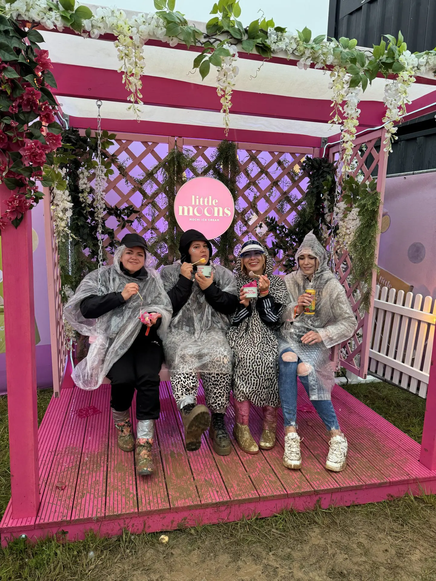 Festivalbesucher nutzen die robuste Little-Moons-Schaukel trotz Regen und schlammigem Festivalgel&auml;nde.