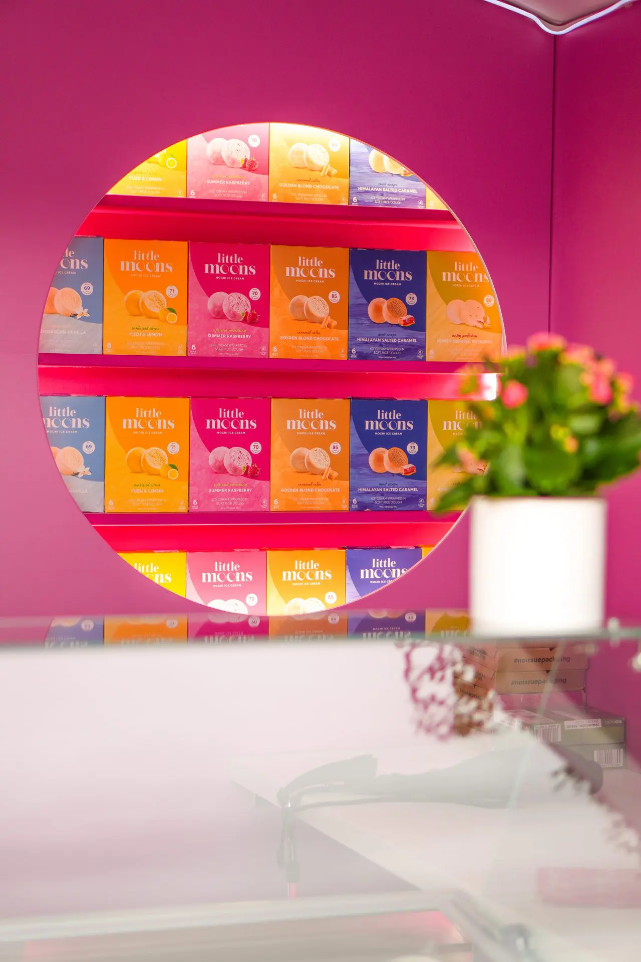 Regal mit Little-Moons-Produkten als Teil der Markeninszenierung im Festival-Garden.