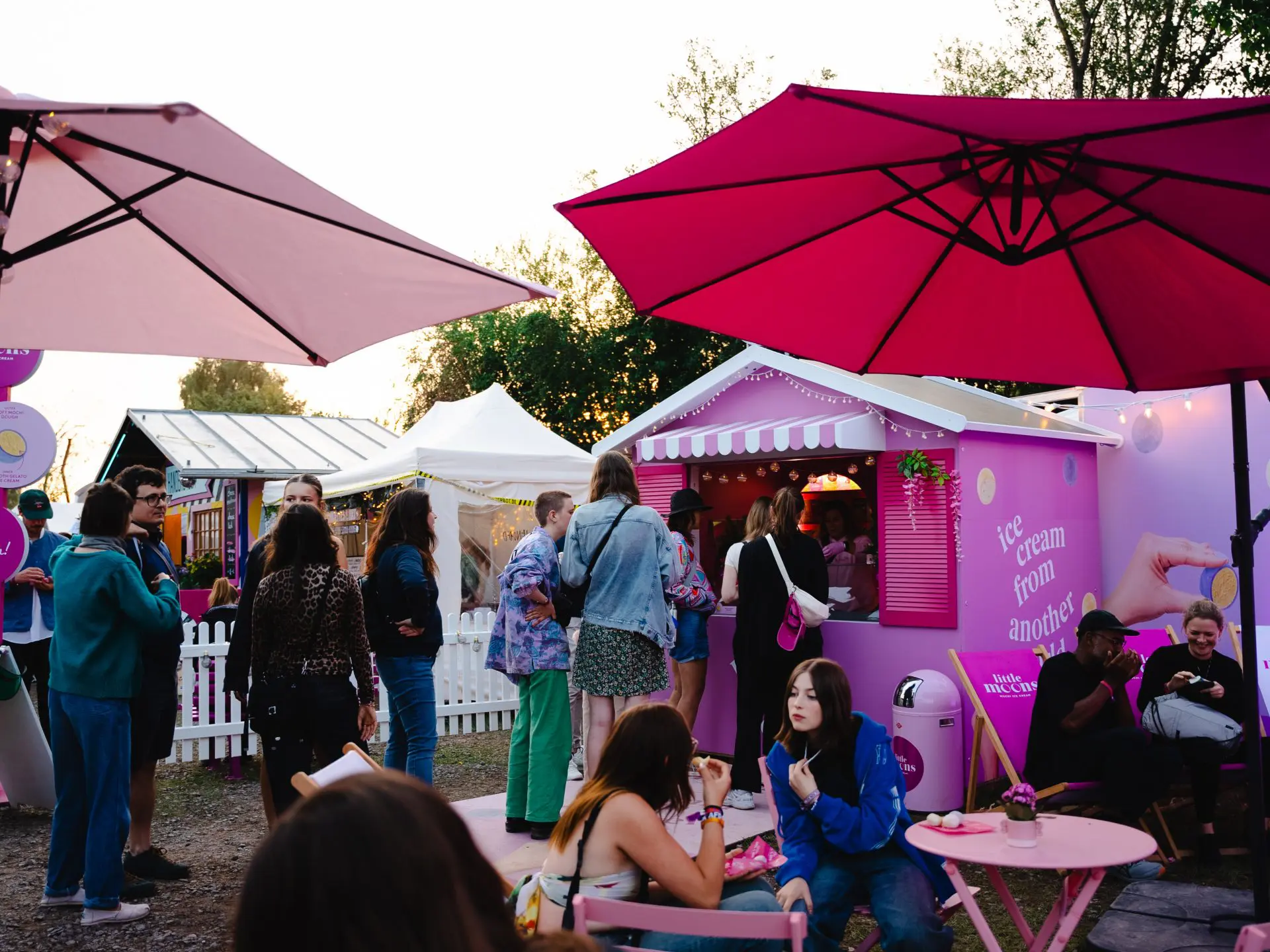 Festivalbesucher genie&szlig;en Little Moons Mochi Ice Cream im Festival-Garden.