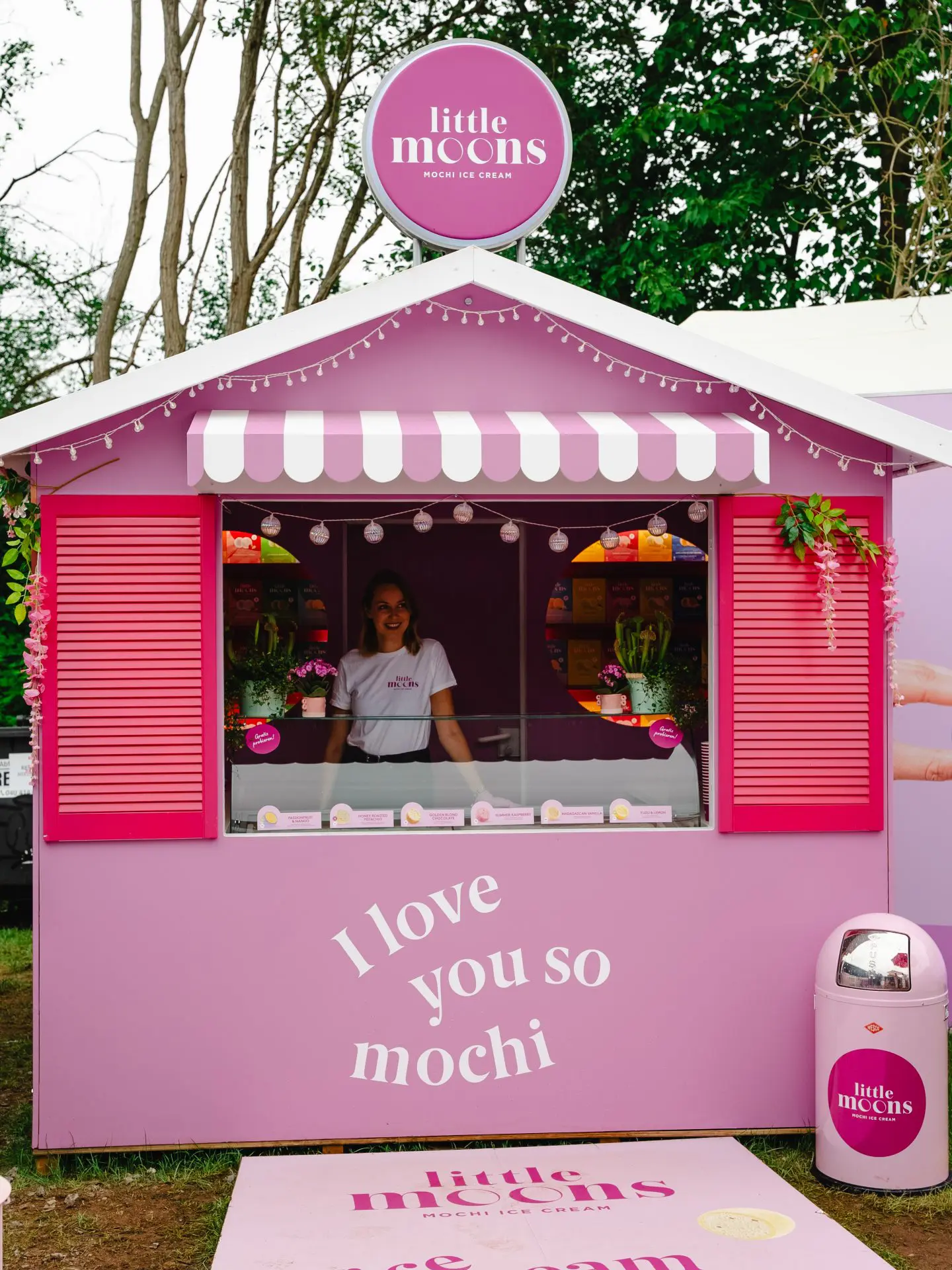 Verkaufsh&auml;uschen des Little-Moons-Festival-Gardens mit Ausgabe f&uuml;r Mochi Ice Cream.