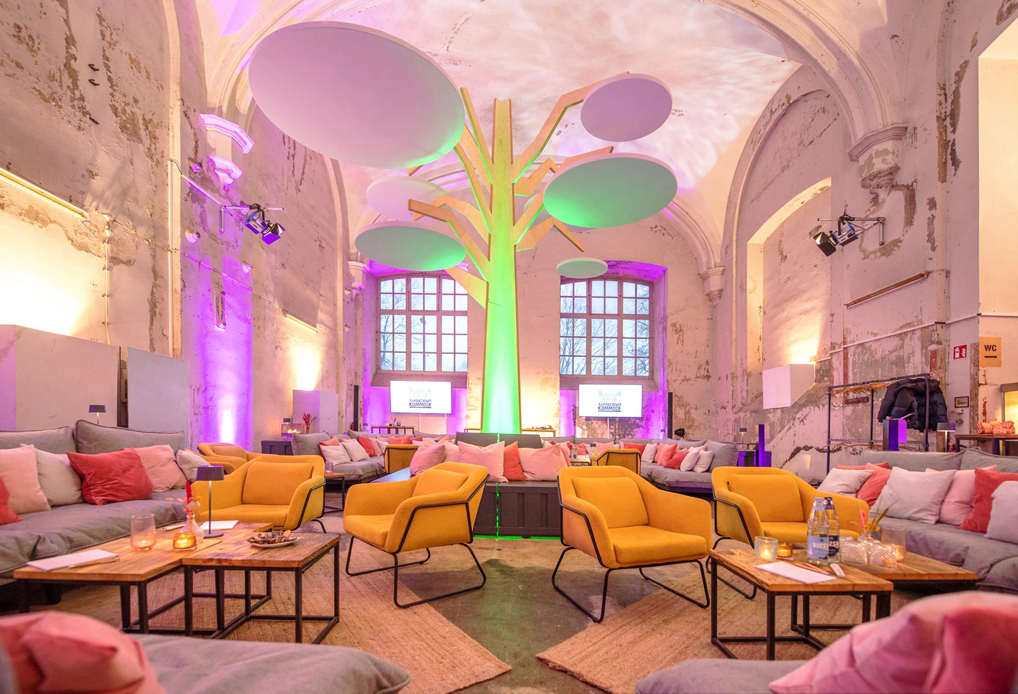 F&uuml;nf Meter hohe, beleuchtete Bauminstallation aus Multiplex in der Event-Location &bdquo;Umgedrehte Kommode&ldquo; in Bremen.