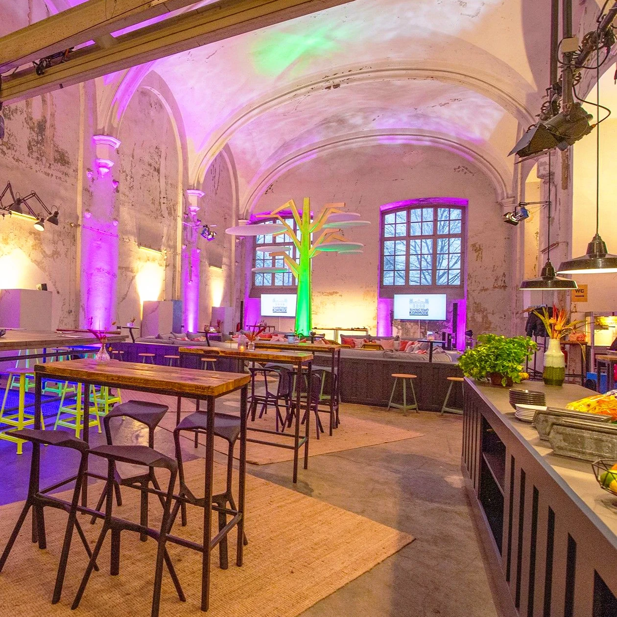 Lounge- und Barbereich der &bdquo;Umgedrehten Kommode&ldquo; mit zentraler Bauminstallation aus Multiplex.