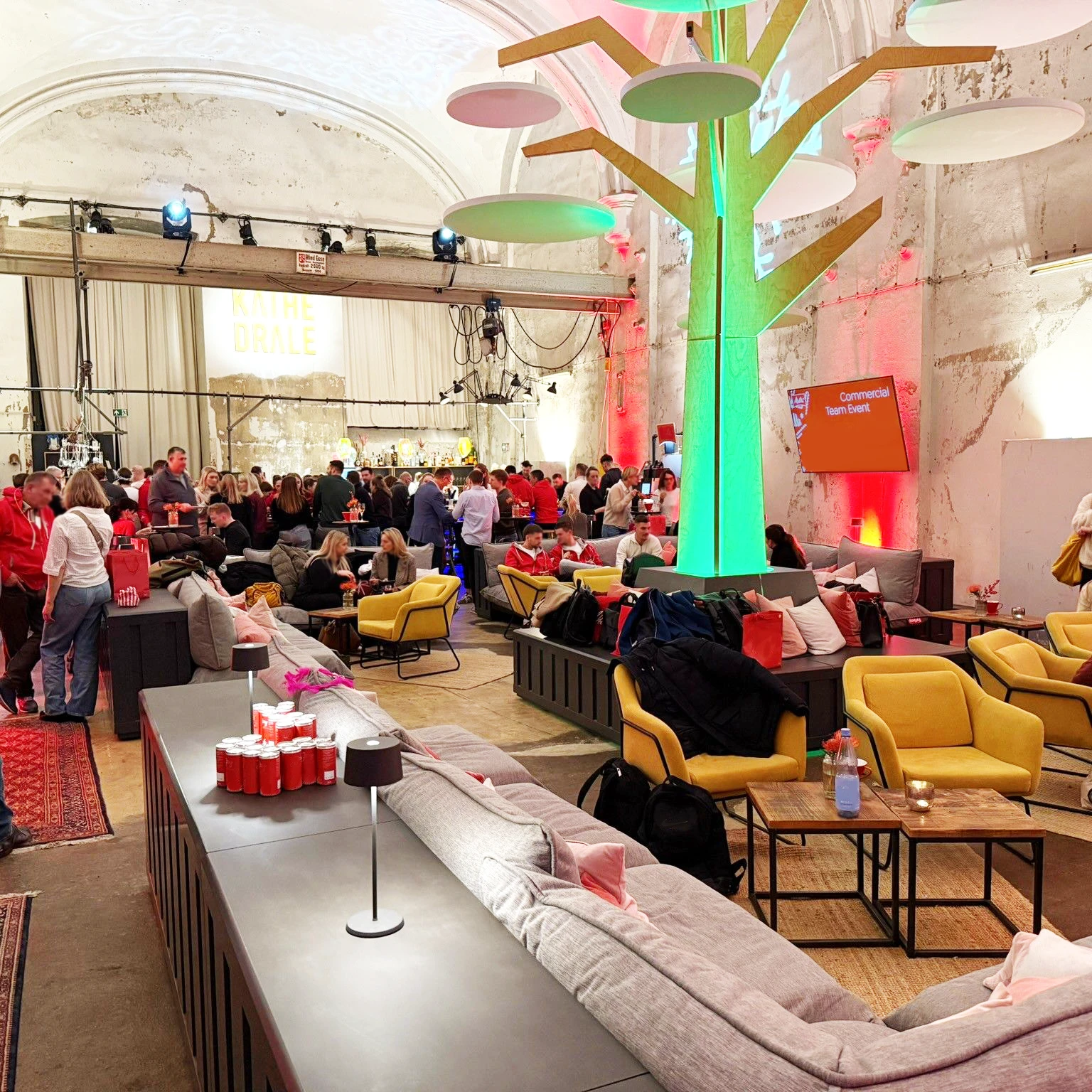 Die illuminierte Bauminstallation aus Multiplex bildet den gestalterischen Mittelpunkt einer Firmenveranstaltung in der Event-Location &bdquo;Umgedrehte Kommode&ldquo; in Bremen.