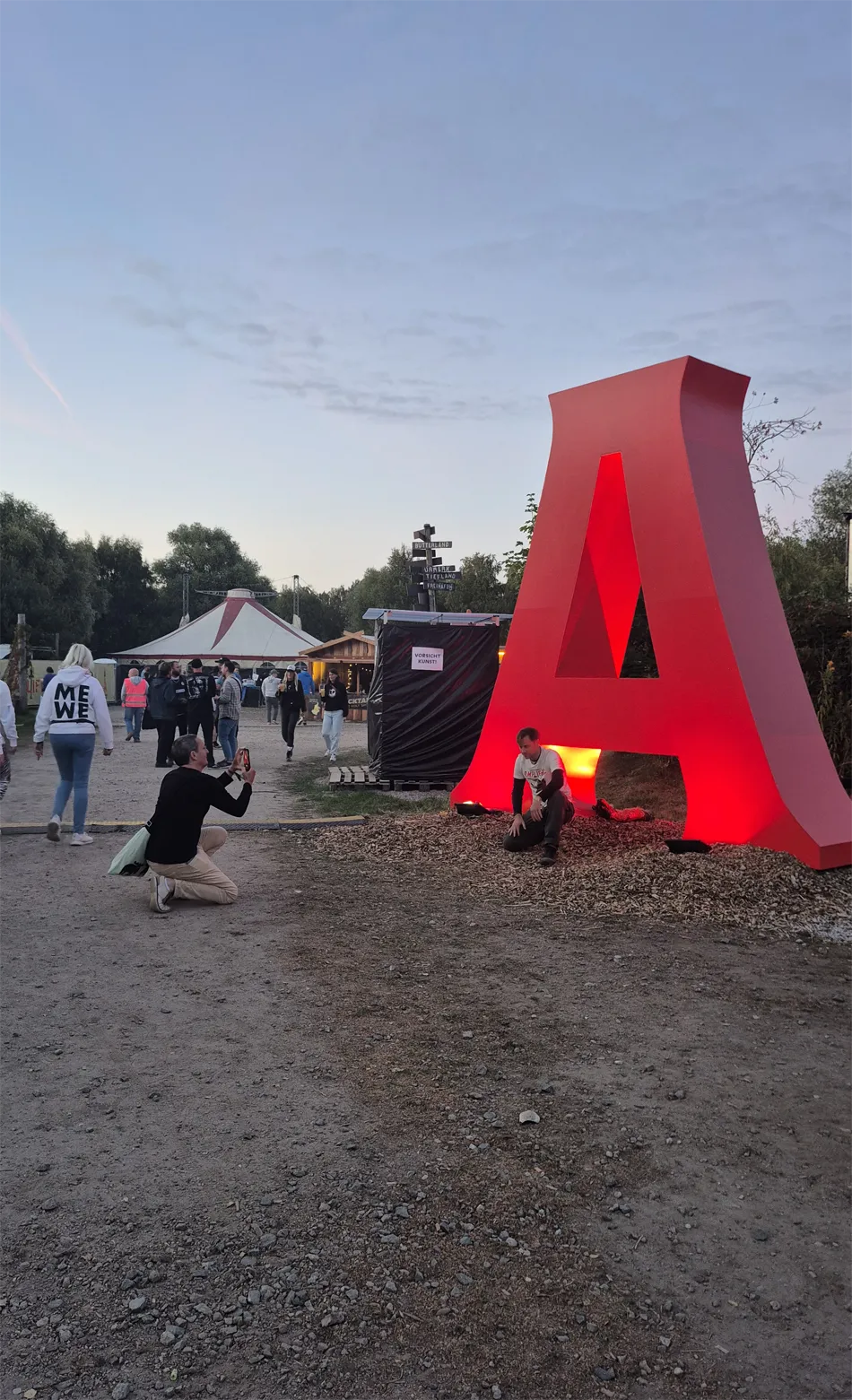 Der rote 3-D Buchstabe von Amplifiere als Selfie-Background.
