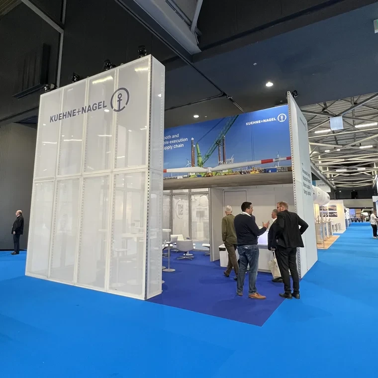Standabnahme beim Kühne + Nagel Messestand auf der Break Bulk 2022.
