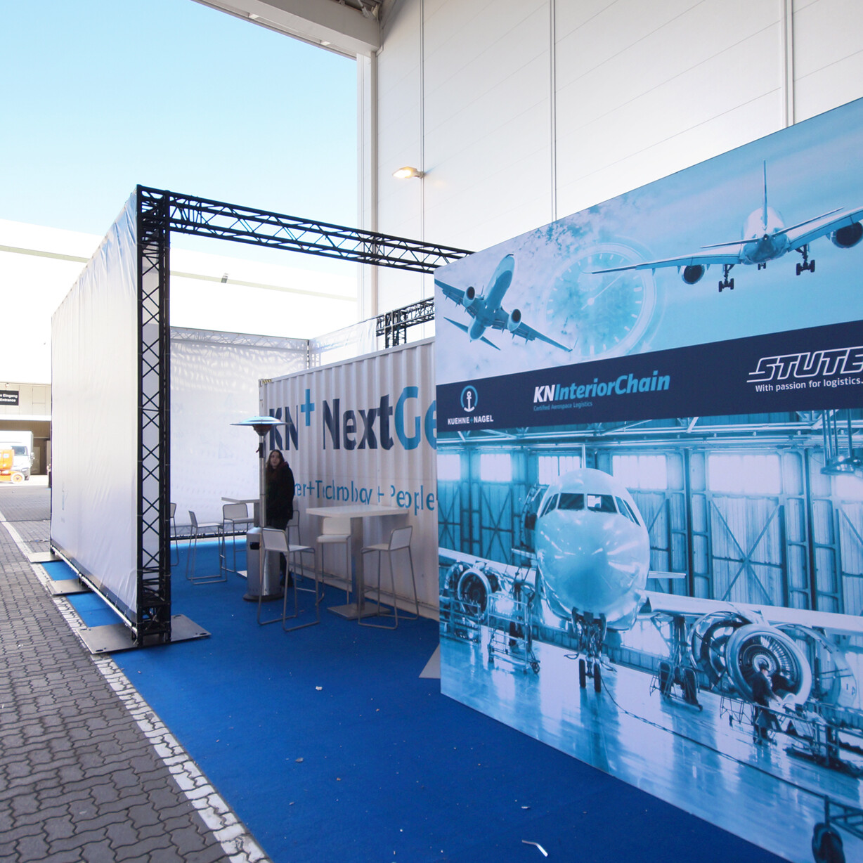 AIX Messestand von Kühne und Nagel beim Aufbau.
